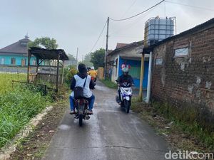 Keluh Warga Terjang Jalur Alternatif Hindari Banjir Sapan Bandung