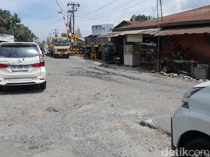 Jalan Platina 1 Medan Rusak Parah, Warga: Suka Was-was Saat Hujan