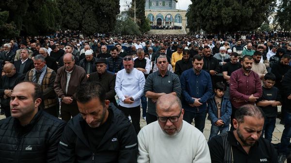 Ribuan Jemaah Salat Jumat di Al-Aqsa Usai Dibuka Kembali