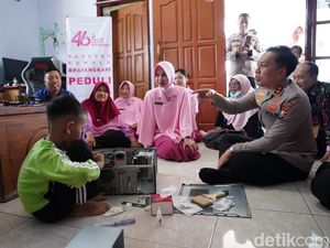 Kapolres Bojonegoro Beri Laptop ke Bocah SD Jago Reparasi Elektronik