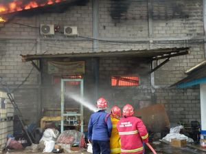 Kebakaran Pabrik Kasur di Gunung Sindur Bogor Padam Usai 5 Jam Penanganan