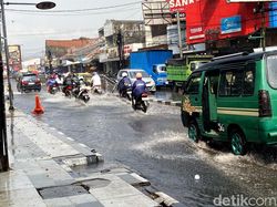 Drainase Buruk, Air Meluber ke Jalan AH Nasution Bandung