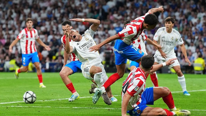 MADRID, SPAIN - APRIL 10: Kylian Mbappe of Real Madrid is challenged by Vitor Reis of Girona FC during the LaLiga EA Sports match between Real Madrid CF and Girona FC at Estadio Santiago Bernabeu on April 10, 2026 in Madrid, Spain. (Photo by Angel Ma