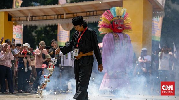 Warga mengunjungi Lapangan Banteng untuk menghadiri perhelatan Lebaran Betawi 2026 pada Sabtu (12/4/2026). (CNN Indonesia/Adi ibrahim)