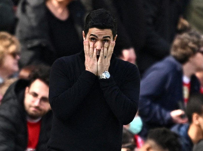 Soccer Football - Premier League - Arsenal v AFC Bournemouth - Emirates Stadium, London, Britain - April 11, 2026 Arsenal manager Mikel Arteta looks dejected during the match REUTERS/Dylan Martinez EDITORIAL USE ONLY. NO USE WITH UNAUTHORIZED AUDIO, VIDEO, DATA, FIXTURE LISTS, CLUB/LEAGUE LOGOS OR 'LIVE' SERVICES. ONLINE IN-MATCH USE LIMITED TO 120 IMAGES, NO VIDEO EMULATION. NO USE IN BETTING, GAMES OR SINGLE CLUB/LEAGUE/PLAYER PUBLICATIONS. PLEASE CONTACT YOUR ACCOUNT REPRESENTATIVE FOR FURTHER DETAILS..     TPX IMAGES OF THE DAY