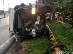 Mobil Boks Lompati Median Jalan Jogja-Solo Sampai Terguling dan Ringsek