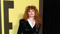 Foto Natasha Lyonne Muncul di Karpet Merah Setelah Diusir dari Pesawat