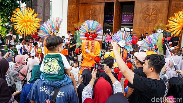 Ondel-ondel hingga Tari Betawi Hibur Warga di Setu Babakan