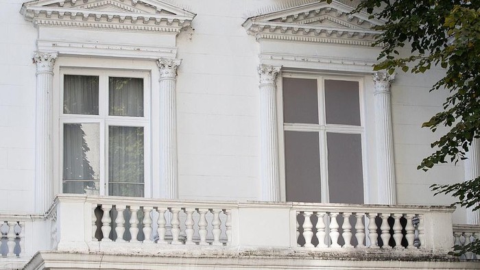 Penampakan rumah palsu yang serasi dengan rumah di sampingnya,