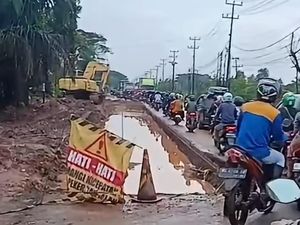 Perbaikan Jalan di Gasing Banyuasin Timbulkan Kemacetan hingga ke Palembang