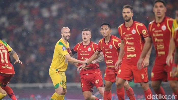 Striker Persija Eksel Runtukahu melakukan selebrasi usai membobol gawang Persebaya di SUGBk, Jakarta, Sabtu (11/4/2026).

Persija Jakarta sukses meraih kemenangan meyakinkan atas Persebaya Surabaya dalam lanjutan Liga 1. Macan Kemayoran tampil dominan dan mampu menaklukkan Bajul Ijo dengan skor telak dalam pertandingan yang berlangsung sengit.