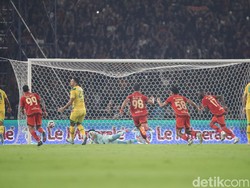 Tekanan demi tekanan yang dilancarkan akhirnya membuahkan hasil, dengan gol pembuka melalui penalti Allano yang membuat tim tuan rumah unggul dan semakin percaya diri dalam menguasai permainan.