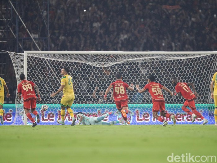 Striker Persija Eksel Runtukahu melakukan selebrasi usai membobol gawang Persebaya di SUGBk, Jakarta, Sabtu (11/4/2026).

Persija Jakarta sukses meraih kemenangan meyakinkan atas Persebaya Surabaya dalam lanjutan Liga 1. Macan Kemayoran tampil dominan dan mampu menaklukkan Bajul Ijo dengan skor telak dalam pertandingan yang berlangsung sengit.