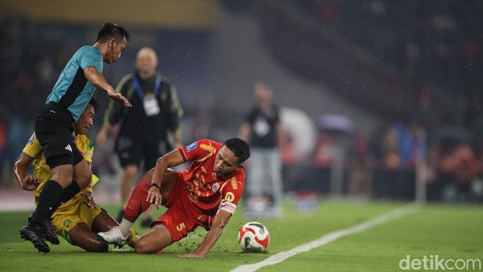 Striker Persija Eksel Runtukahu melakukan selebrasi usai membobol gawang Persebaya di SUGBk, Jakarta, Sabtu (11/4/2026).

Persija Jakarta sukses meraih kemenangan meyakinkan atas Persebaya Surabaya dalam lanjutan Liga 1. Macan Kemayoran tampil dominan dan mampu menaklukkan Bajul Ijo dengan skor telak dalam pertandingan yang berlangsung sengit.