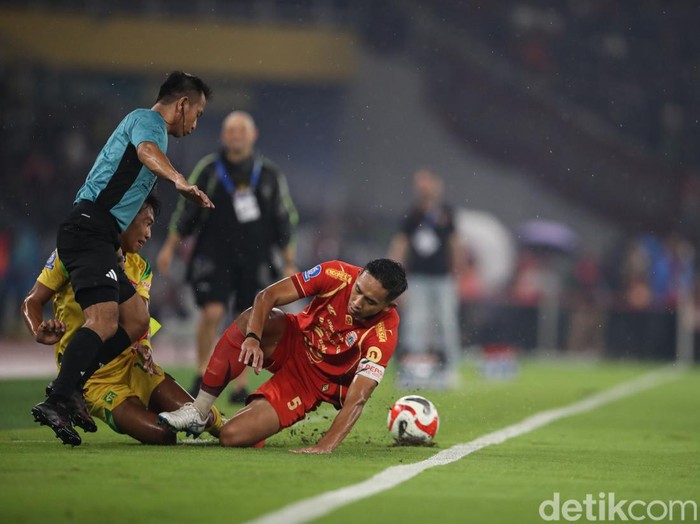 Striker Persija Eksel Runtukahu melakukan selebrasi usai membobol gawang Persebaya di SUGBk, Jakarta, Sabtu (11/4/2026).

Persija Jakarta sukses meraih kemenangan meyakinkan atas Persebaya Surabaya dalam lanjutan Liga 1. Macan Kemayoran tampil dominan dan mampu menaklukkan Bajul Ijo dengan skor telak dalam pertandingan yang berlangsung sengit.