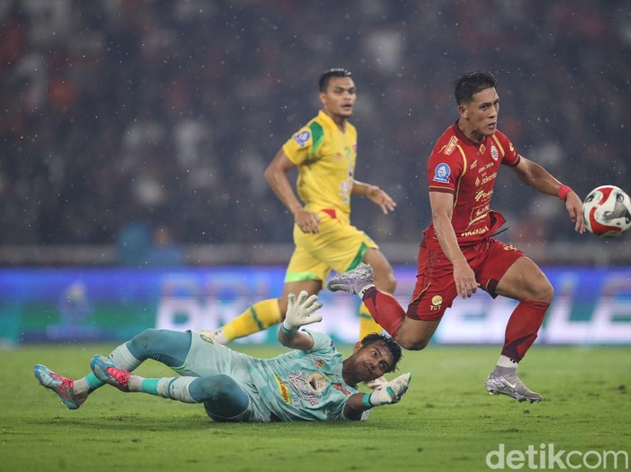 Striker Persija Eksel Runtukahu melakukan selebrasi usai membobol gawang Persebaya di SUGBk, Jakarta, Sabtu (11/4/2026).

Persija Jakarta sukses meraih kemenangan meyakinkan atas Persebaya Surabaya dalam lanjutan Liga 1. Macan Kemayoran tampil dominan dan mampu menaklukkan Bajul Ijo dengan skor telak dalam pertandingan yang berlangsung sengit.