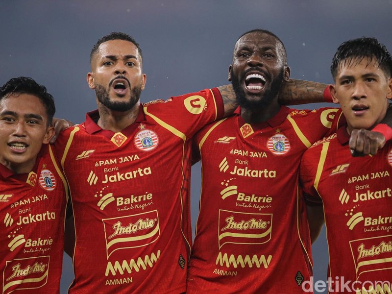 Striker Persija Eksel Runtukahu melakukan selebrasi usai membobol gawang Persebaya di SUGBk, Jakarta, Sabtu (11/4/2026).

Persija Jakarta sukses meraih kemenangan meyakinkan atas Persebaya Surabaya dalam lanjutan Liga 1. Macan Kemayoran tampil dominan dan mampu menaklukkan Bajul Ijo dengan skor telak dalam pertandingan yang berlangsung sengit.