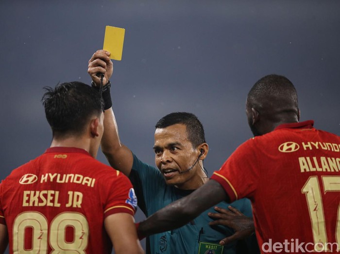 Striker Persija Eksel Runtukahu melakukan selebrasi usai membobol gawang Persebaya di SUGBk, Jakarta, Sabtu (11/4/2026).

Persija Jakarta sukses meraih kemenangan meyakinkan atas Persebaya Surabaya dalam lanjutan Liga 1. Macan Kemayoran tampil dominan dan mampu menaklukkan Bajul Ijo dengan skor telak dalam pertandingan yang berlangsung sengit.