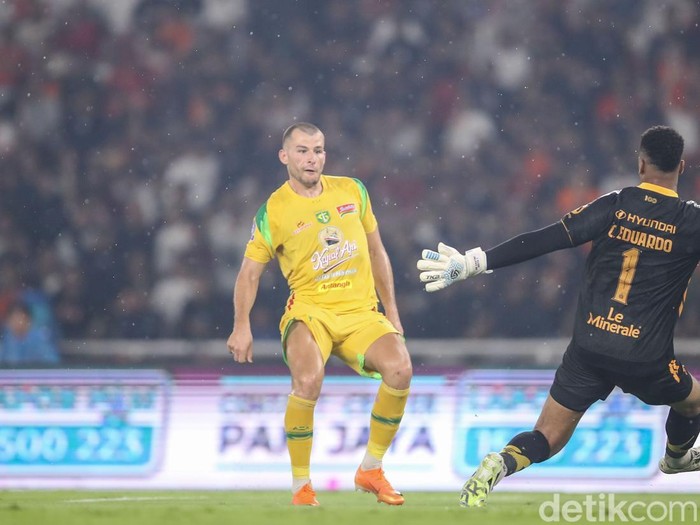 Striker Persija Eksel Runtukahu melakukan selebrasi usai membobol gawang Persebaya di SUGBk, Jakarta, Sabtu (11/4/2026).

Persija Jakarta sukses meraih kemenangan meyakinkan atas Persebaya Surabaya dalam lanjutan Liga 1. Macan Kemayoran tampil dominan dan mampu menaklukkan Bajul Ijo dengan skor telak dalam pertandingan yang berlangsung sengit.