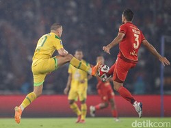 Persebaya sempat mencoba memberikan perlawanan dengan membangun serangan balik cepat. Namun, lini pertahanan Persija tampil solid dan mampu meredam upaya tim tamu untuk menyamakan kedudukan.
