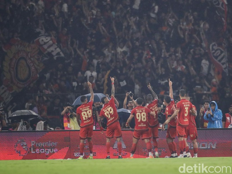 Striker Persija Eksel Runtukahu melakukan selebrasi usai membobol gawang Persebaya di SUGBk, Jakarta, Sabtu (11/4/2026).

Persija Jakarta sukses meraih kemenangan meyakinkan atas Persebaya Surabaya dalam lanjutan Liga 1. Macan Kemayoran tampil dominan dan mampu menaklukkan Bajul Ijo dengan skor telak dalam pertandingan yang berlangsung sengit.
