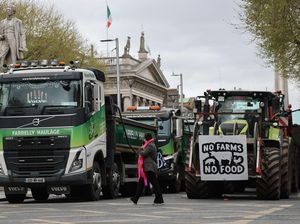 Petani Ngamuk Blokir Jalan Gara-gara BBM Mahal