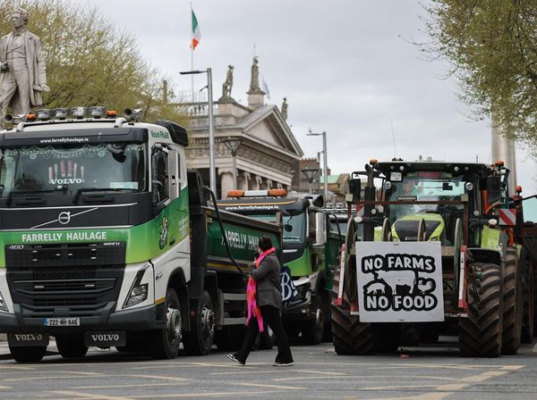 Petani Ngamuk Blokir Jalan Gara-gara BBM Mahal