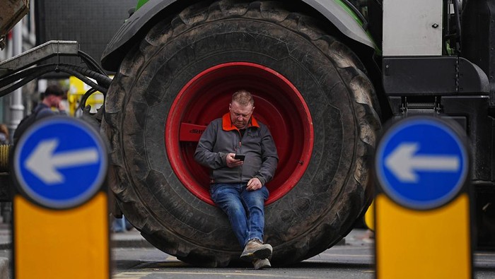 Petani Ngamuk Blokir Jalan Gara-gara BBM Mahal Thursday April 9, 2026. (Photo by Brian Lawless/PA Images via Getty Images)