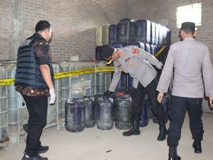 Polisi Gerebek Gudang BBM Oplosan di Pringsewu, Sita 5.665 Liter Solar-Pertalite
