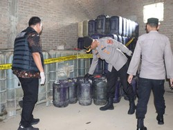 Polisi Gerebek Gudang BBM Oplosan di Pringsewu, Sita 5.665 Liter Solar-Pertalite