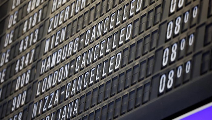 Protes Kondisi Kerja, Awak Kabin Mogok Massal A person points at an information panel that shows flights, many of which are cancelled, during a strike by the UFO union, representing Lufthansa cabin crew, at Frankfurt Airport, Germany, April 10, 2026. REUTERS/Heiko Becker
