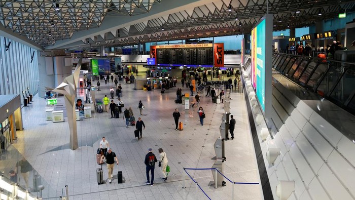 Protes Kondisi Kerja, Awak Kabin Mogok Massal A person points at an information panel that shows flights, many of which are cancelled, during a strike by the UFO union, representing Lufthansa cabin crew, at Frankfurt Airport, Germany, April 10, 2026. REUTERS/Heiko Becker