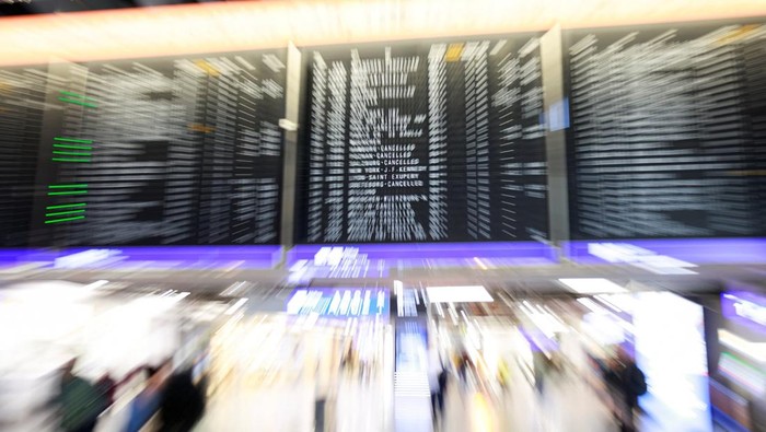 Protes Kondisi Kerja, Awak Kabin Mogok Massal A person points at an information panel that shows flights, many of which are cancelled, during a strike by the UFO union, representing Lufthansa cabin crew, at Frankfurt Airport, Germany, April 10, 2026. REUTERS/Heiko Becker