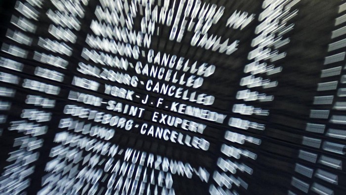 Protes Kondisi Kerja, Awak Kabin Mogok Massal A person points at an information panel that shows flights, many of which are cancelled, during a strike by the UFO union, representing Lufthansa cabin crew, at Frankfurt Airport, Germany, April 10, 2026. REUTERS/Heiko Becker