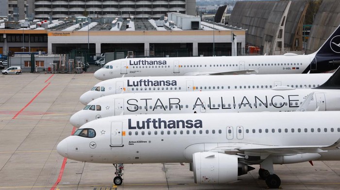 Protes Kondisi Kerja, Awak Kabin Mogok Massal A person points at an information panel that shows flights, many of which are cancelled, during a strike by the UFO union, representing Lufthansa cabin crew, at Frankfurt Airport, Germany, April 10, 2026. REUTERS/Heiko Becker