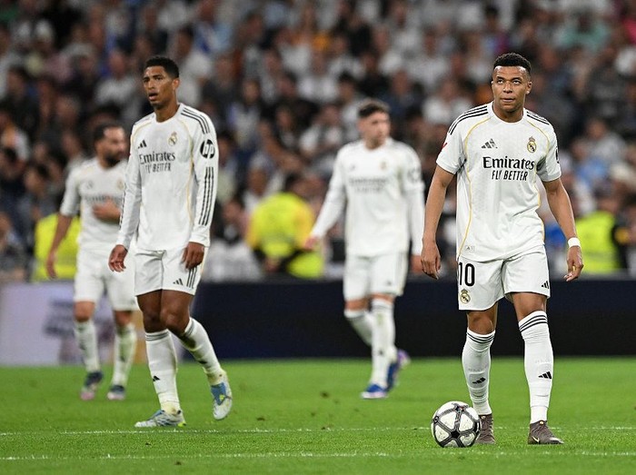 MADRID, SPAIN - APRIL 10: Kylian Mbappe of Real Madrid looks dejected after Thomas Lemar of Girona FC (not pictured) scores his team's first goal during the LaLiga EA Sports match between Real Madrid CF and Girona FC at Estadio Santiago Bernabeu on April 10, 2026 in Madrid, Spain. (Photo by Denis Doyle/Getty Images)