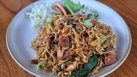 Resep Mie Goreng Campur Sosis dan Ayam Suwir, Pakai Bumbu ala Jawa!