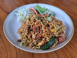 Resep Mie Goreng Campur Sosis dan Ayam Suwir, Pakai Bumbu ala Jawa!