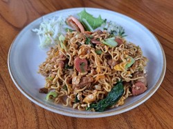 Resep Mie Goreng Campur Sosis dan Ayam Suwir, Pakai Bumbu ala Jawa!