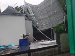 Hujan Disertai Angin Kencang Rusak Bangunan SPPG di Bojonegoro