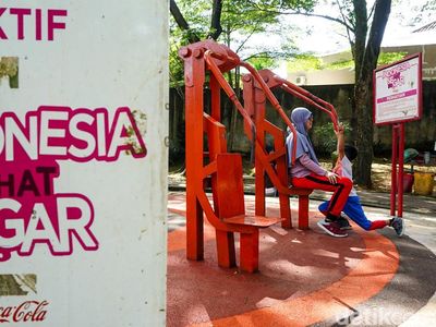 Akhir Pekan di Taman Spathodea, Warga Nikmati Ruang Terbuka Hijau