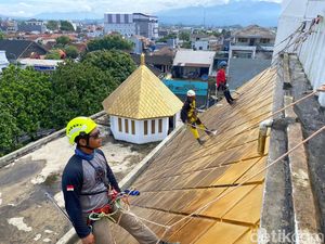 Pemanjat Ramaikan Aksi Bersih-bersih Masjid Agung Tasikmalaya
