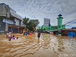 Banjir Datang Lagi, Akses Jalan Dayeuhkolot Kembali Lumpuh