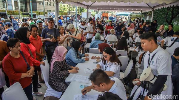 CFD Bundaran HI Disesaki Lansia, Layanan Kartu Gratis Diserbu Warga
