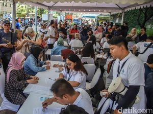 CFD Bundaran HI Disesaki Lansia, Layanan Kartu Gratis Diserbu Warga