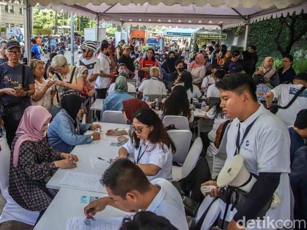 CFD Bundaran HI Disesaki Lansia, Layanan Kartu Gratis Diserbu Warga