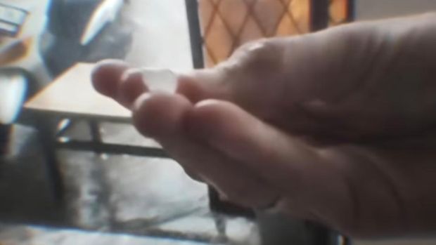 Cuaca ekstrem melanda Kota Bekasi dengan hujan es dan angin kencang. (dok.istimewa)