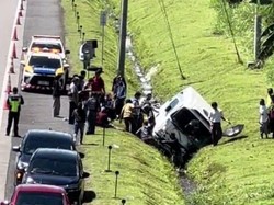 Tabrak Ban Serep Lepas, Elf Oleng lalu Masuk Parit di Tol Boyolali