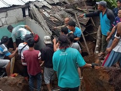 11 Warga Ngungsi Imbas Longsor Batu Raksasa di Sangkanayu Purbalingga