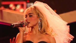 Gaya Sabrina Carpenter Manggung di Coachella 2026, Baju Serba Mini dari Dior